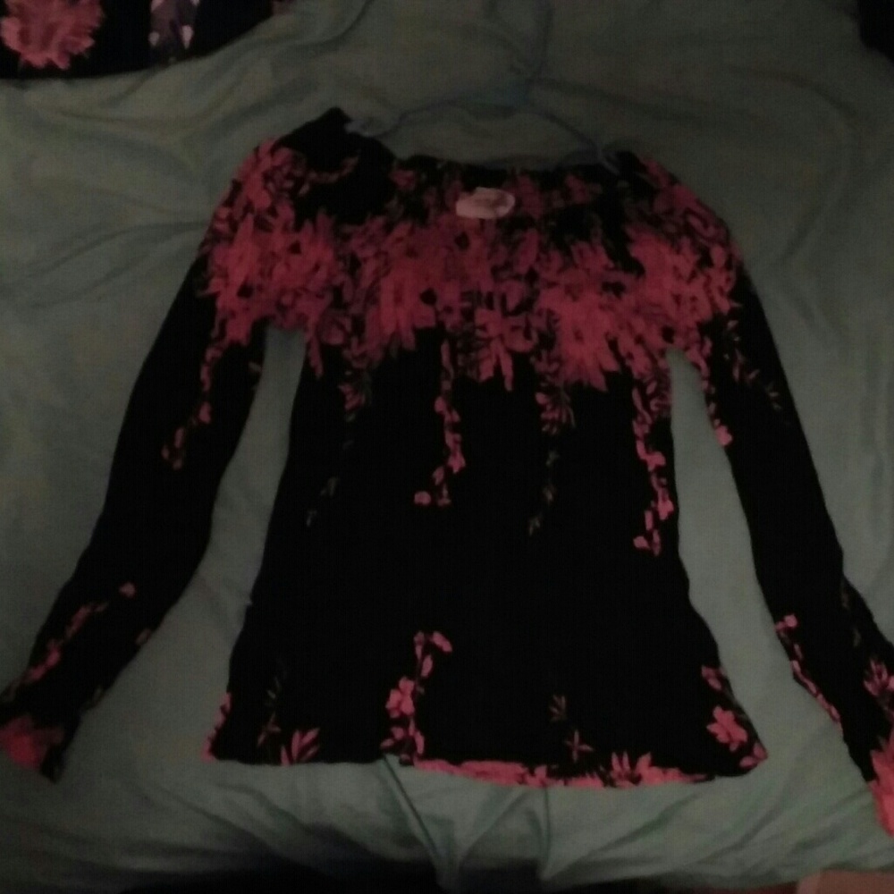 Cute shoulder shirt